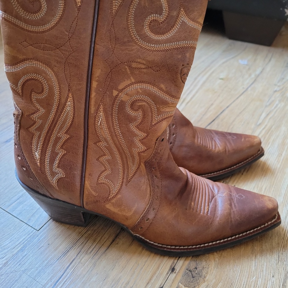 Like new Ariat womens cowgirl boots size 7.5B